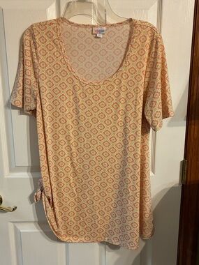 LuLaRoe Peach and Cream Geometric Top